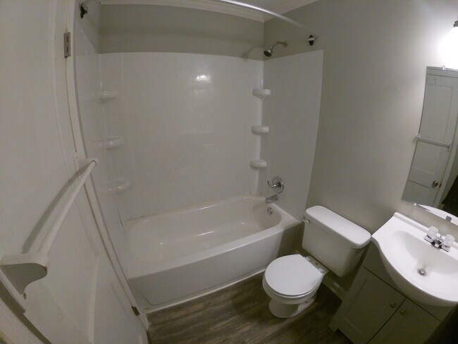 Baño completo conectado al dormitorio principal. - 203 Maple Ave