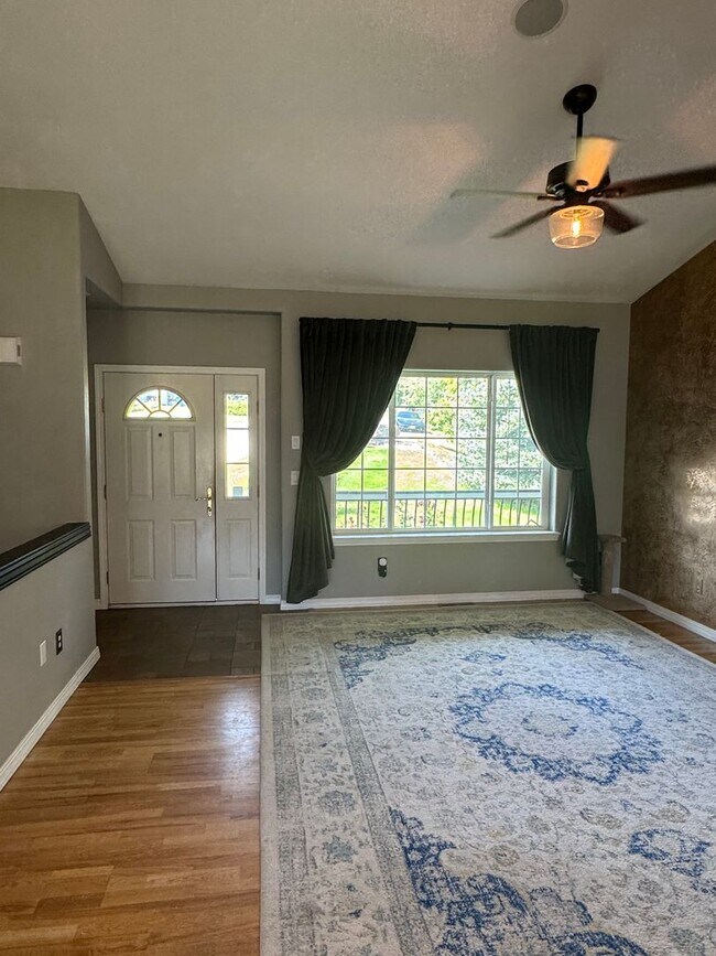 Building Photo - Spacious and Private 5-Bedroom Home for Re...