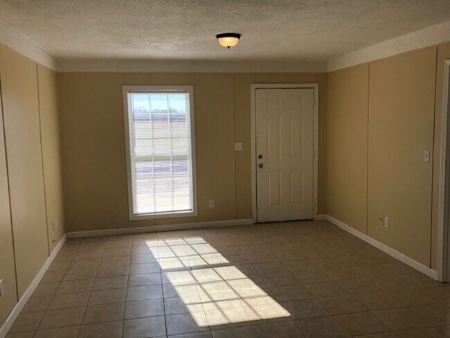Foto del edificio - Recently Renovated 2 Bedroom 1 Bath Apartm...