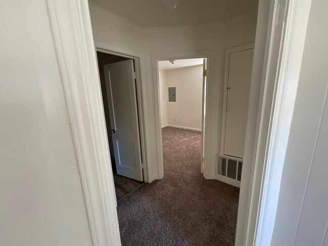 Building Photo - 3 bed, 1 bath, 1 car garage