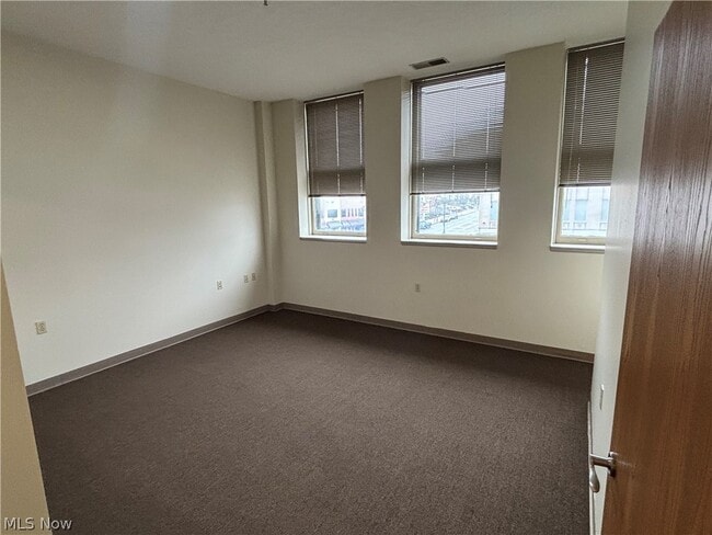 Foto del edificio - 59 Lincoln Way E