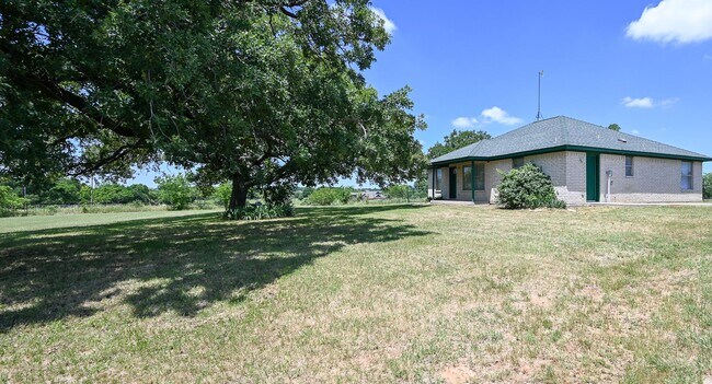 Foto del edificio - Charming 3-bedroom, 2-bath home situated on 2 acres in Decatur ISD!