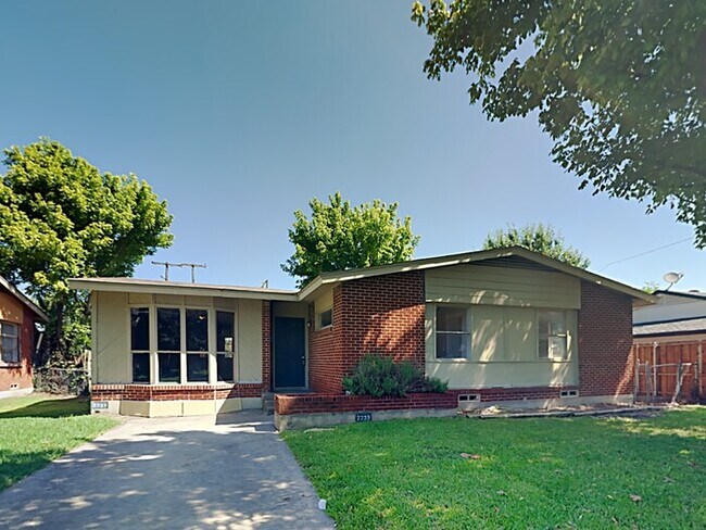 Building Photo - 2333 Lockhart Ave