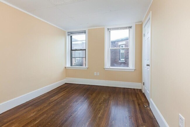 Building Photo - 384 Riverway