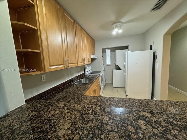 Foto del edificio - 8060 Fairview Dr