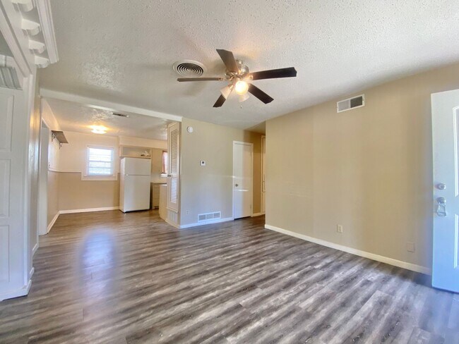 Foto del edificio - Great 3 bed 1 bath near 50th and slide now...