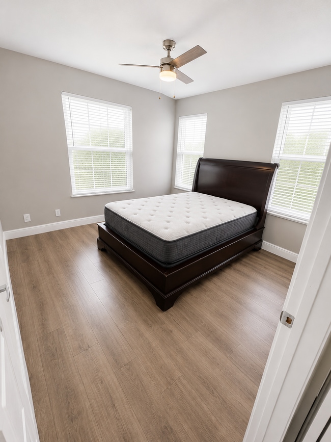 Dormitorio principal con cama de matrimonio incluida - 1818 Meadow Ct