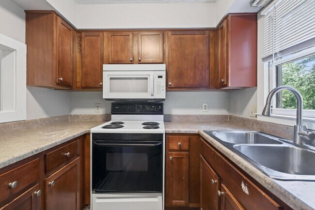 Building Photo - 5541 Kaplan Dr