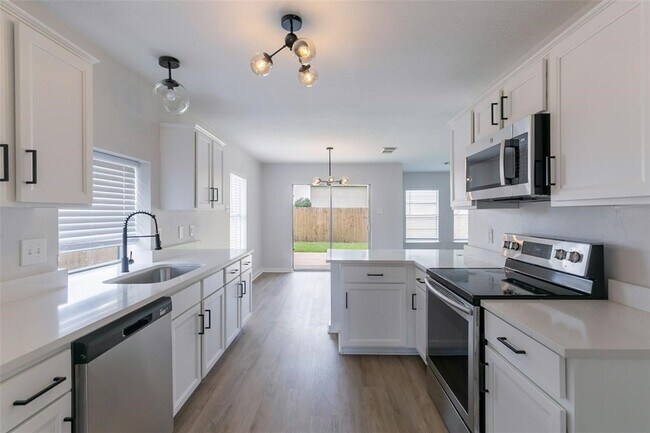 Foto del edificio - 16711 Hollow Ridge Dr