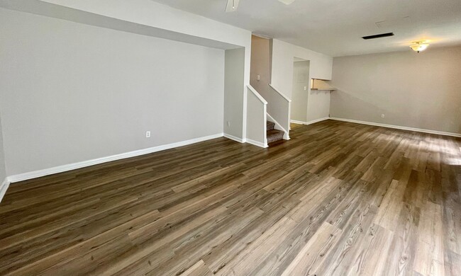 Building Photo - 2 BEDROOM 1 BATHROOM CONDOMINIUM IN OAK BR...
