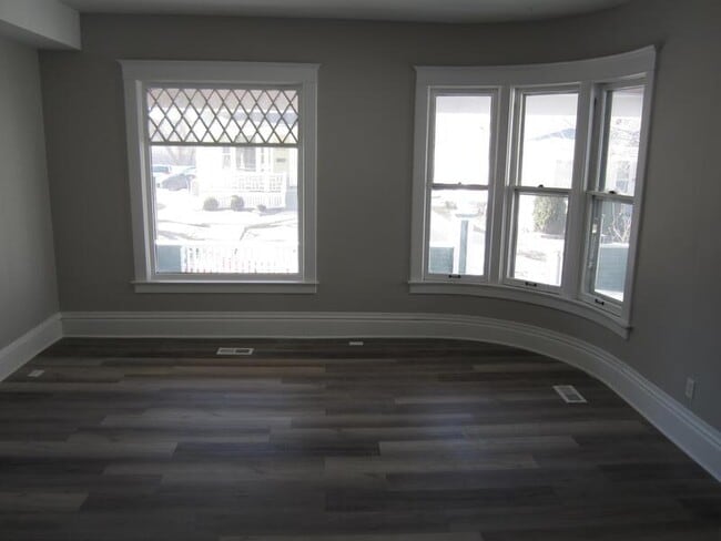 Building Photo - 119 Tennyson Ct