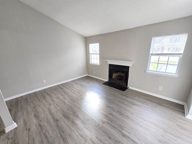 Building Photo - UPDATED 2BED/1BATH TOWNHOME IN TOWN CENTER VIRGINIA BEACH!!!!!