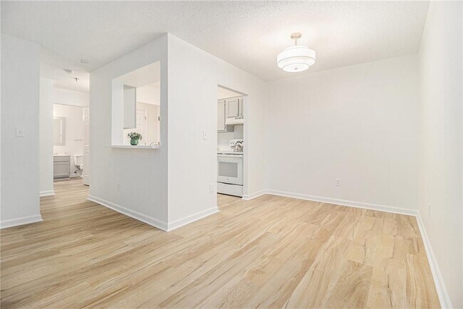 Building Photo - 300 Johnson Ferry Rd