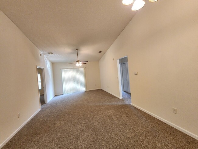 Building Photo - West Side - 3/2 Upstairs Manotak Oaks Condo