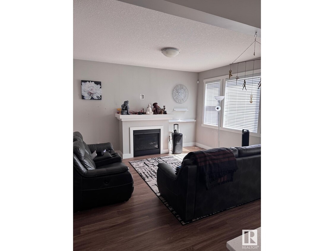 Photo du bâtiment - 22437-2299A 99A Ave NW