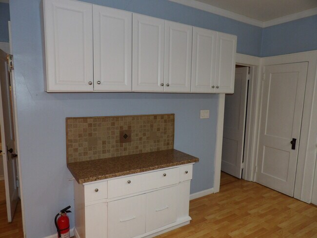 Kitchen - 141 Banta Ave