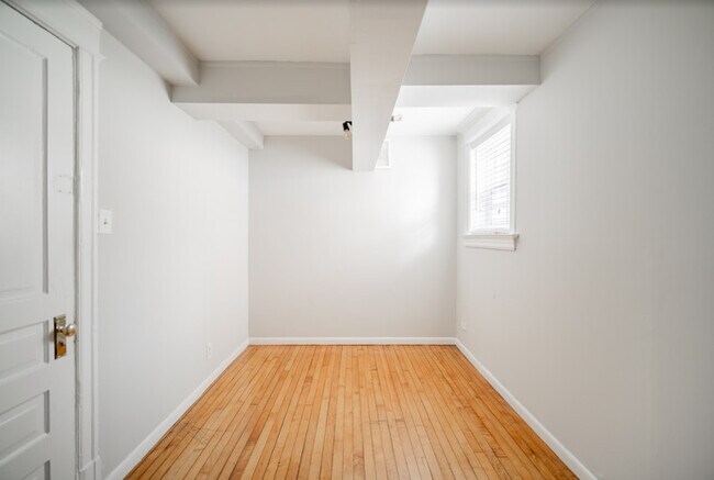 Building Photo - 723 W Roscoe St