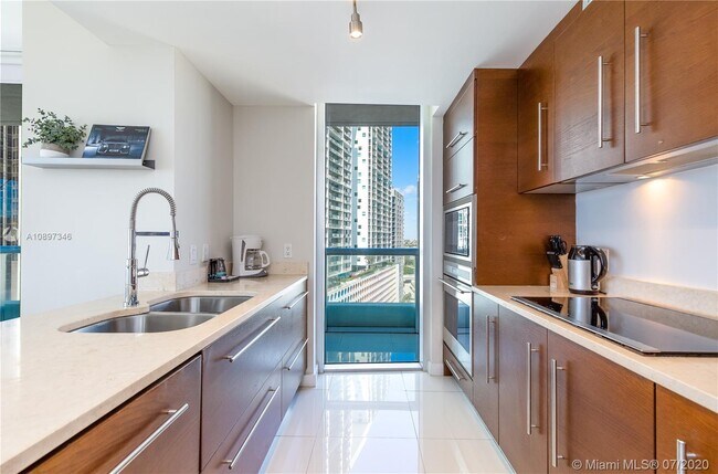 Building Photo - 485 Brickell Ave