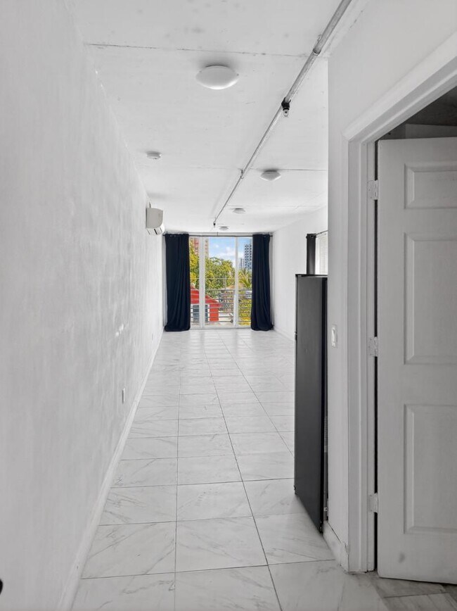 Foto del edificio - 444-542 SW 3rd Street - 542 SW 3rd St, F1
