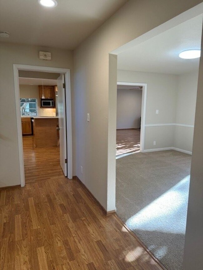 Building Photo - Beautiful home located in the hills of Red...
