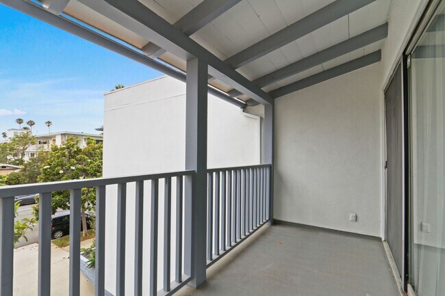 Building Photo - 847 6th St in Santa Monica  - steps to Mon...