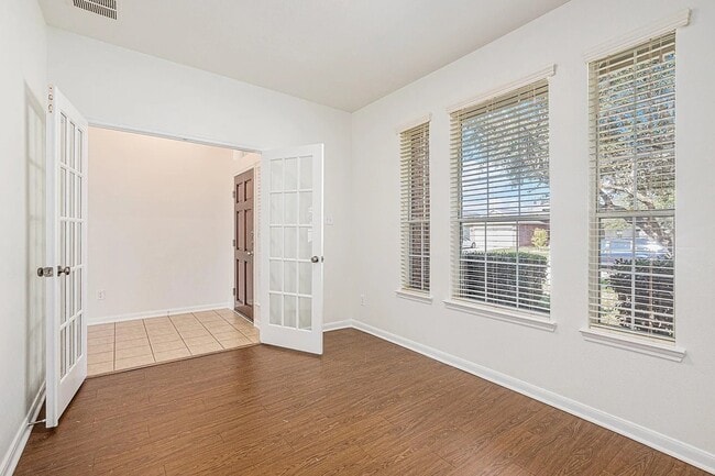 Oficina con puertas francesas - 7327 Boerne Creek Dr