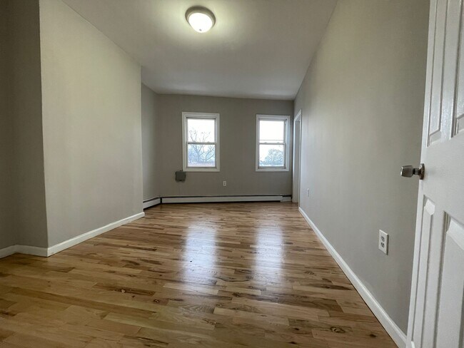 11 Rose Ave 3 - 11 Rose Ave