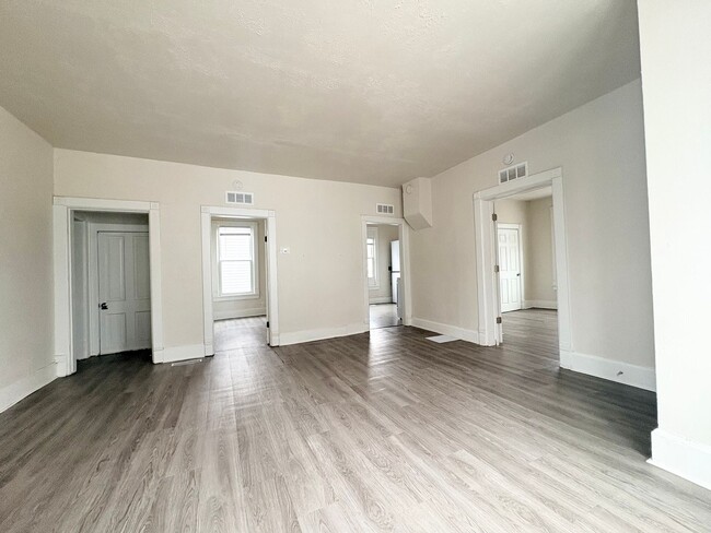 Building Photo - 527 5th St