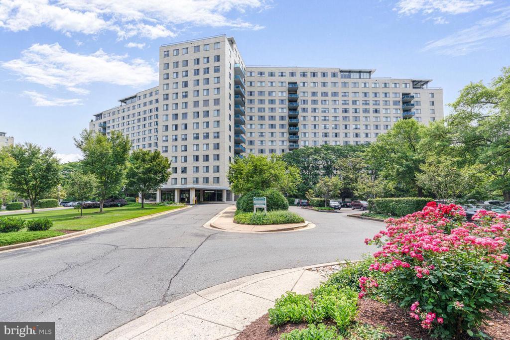 Foto principal - 10401 Grosvenor Pl