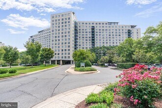 Building Photo - 10401 Grosvenor Pl
