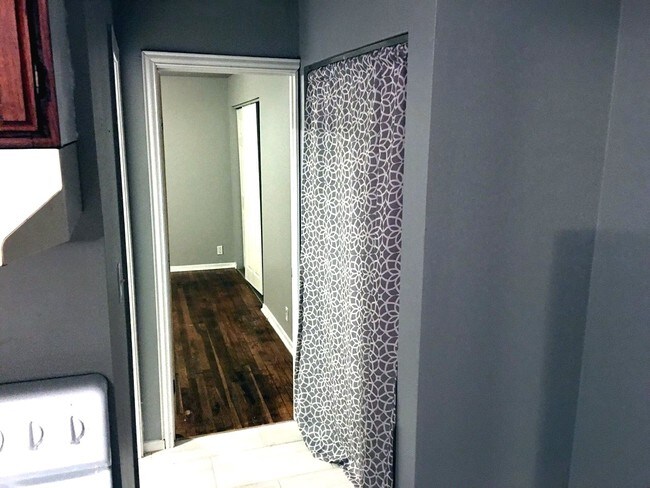 706 Pasillo hacia la habitación - 704-708 N Tennessee