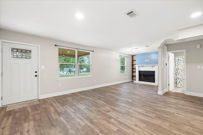 Building Photo - AVAILABLE 9/19!! 3bed/2bath with flex spac...