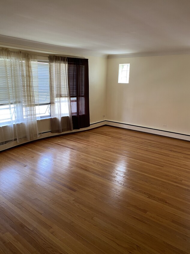 Primary Photo - 1648 Clarence Ave