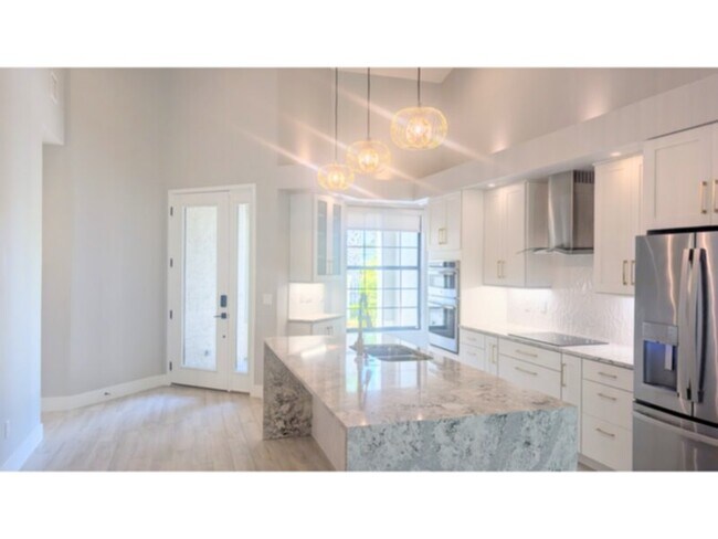 Foto del edificio - Elegant, Fully Renovated Townhome in Gated Grand Haven Community!