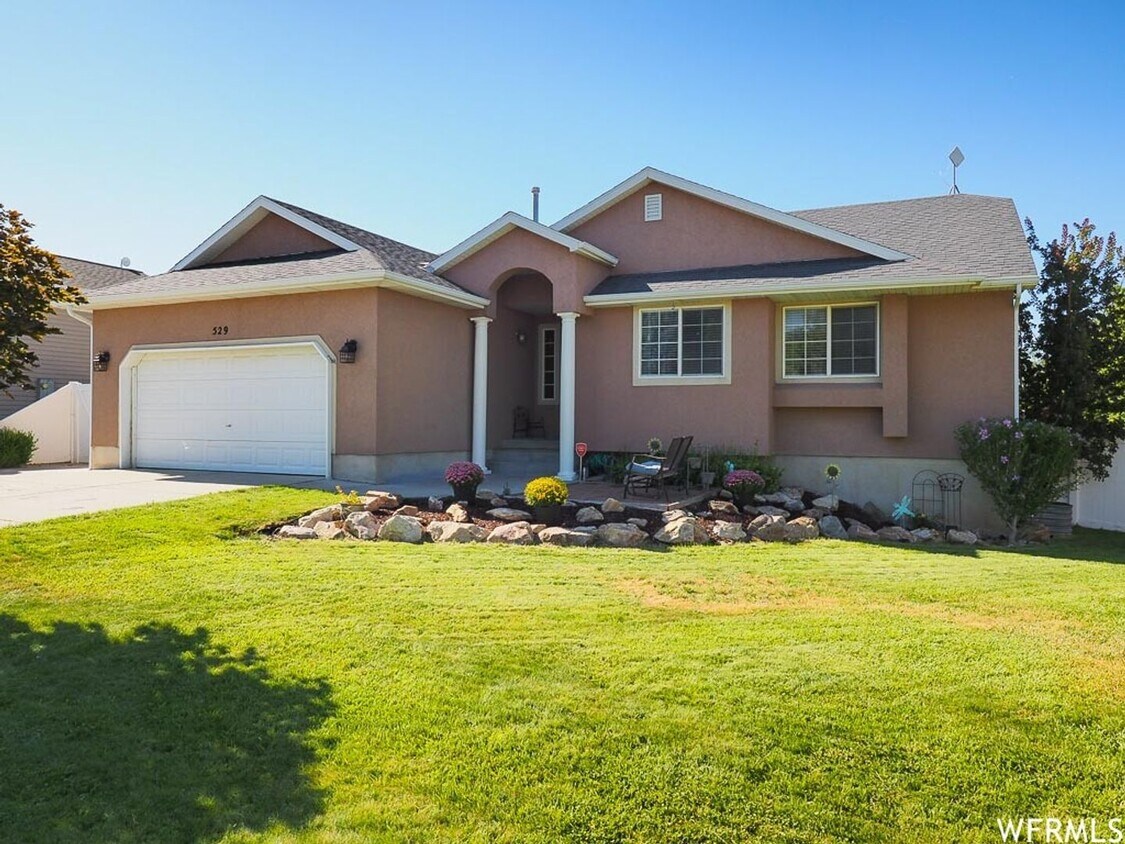 Foto principal - Spacious Rambler w attached 2 car garage!