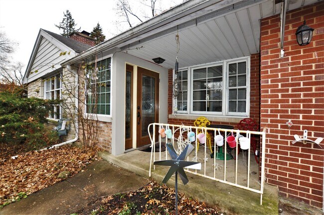 Building Photo - 0S670 S Summit Ave