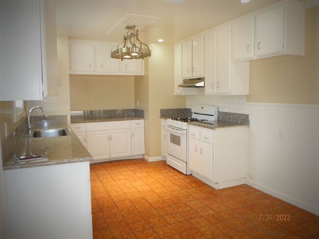Foto del edificio - Cute 4 bedroom in East Golden Hills with L...