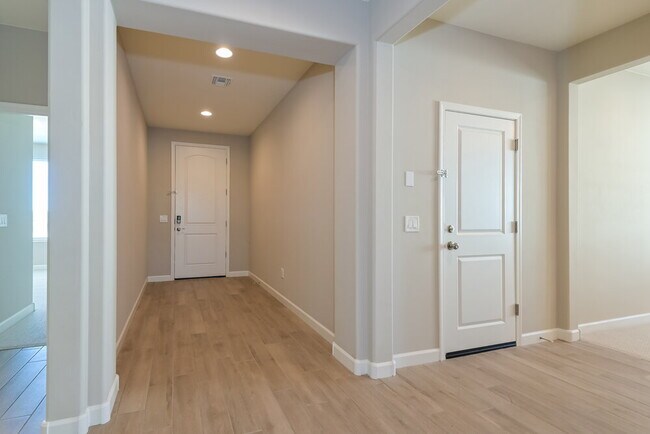 Building Photo - 13854 E Red Oaks Dr