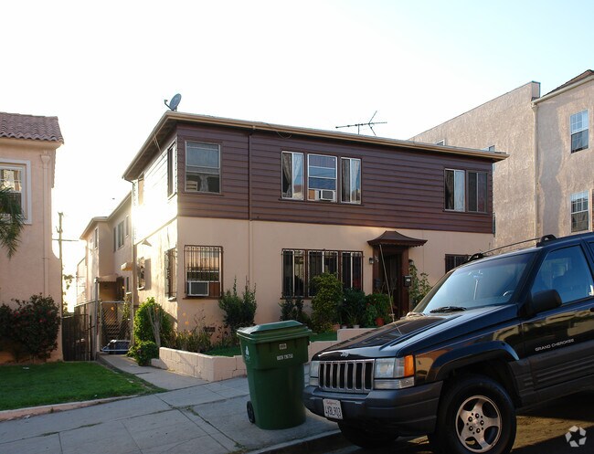 Building Photo - 325 N Mariposa Ave