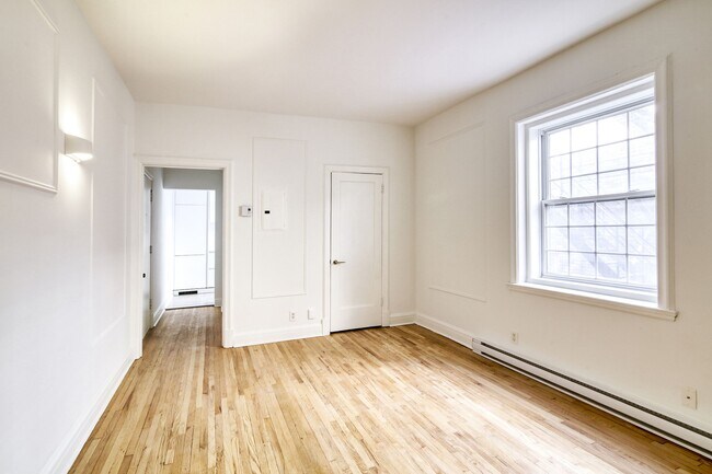 Building Photo - 2060 Rue du Fort