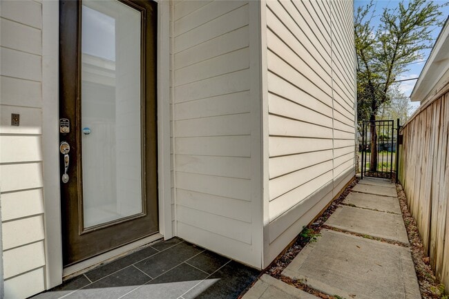 Building Photo - 2413 Chapman St