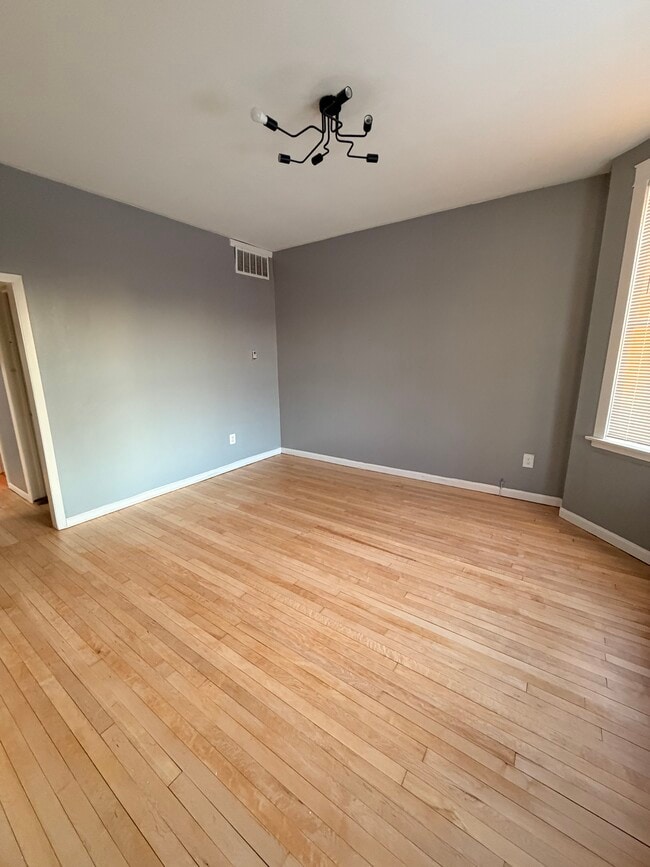 Sala de estar - 2423 S 57th Ct