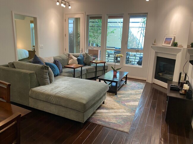 Living room - 4050 Glencoe Ave