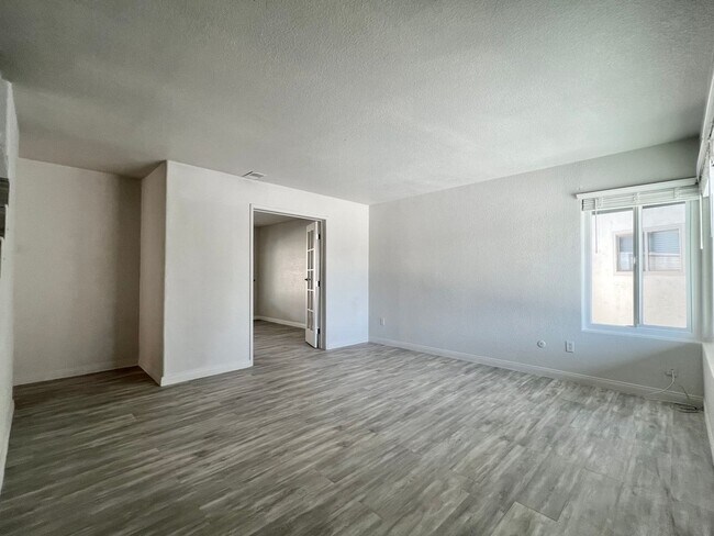 Foto del edificio - Spacious 5BD/2.5BA Two-Story Home in South San Diego with Large Backyard, Office & Attached Garage