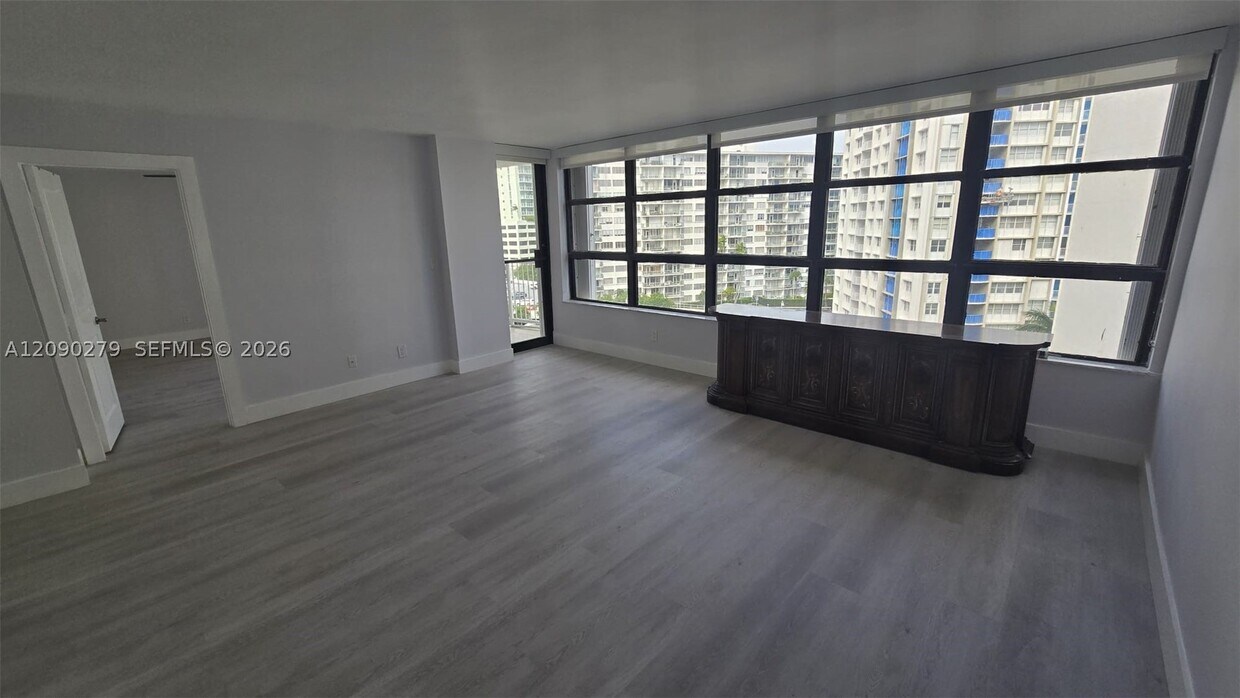 Foto del edificio - 1440 Brickell Bay Dr
