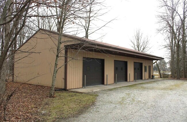 30 x 64 pole barn 1924 ft.² - 15601 Bull Rapids Rd