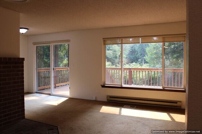 Foto del edificio - Charming 3-Bedroom Rambler with Spacious Y...