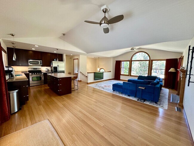 Building Photo - Stunning Running Y Ridge Home with Lake Views – Furnished or Unfurnished!