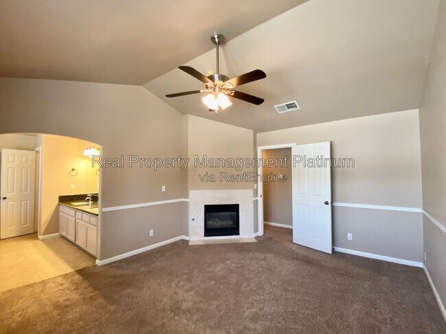 Foto del edificio - 7115 N Cecelia Ave