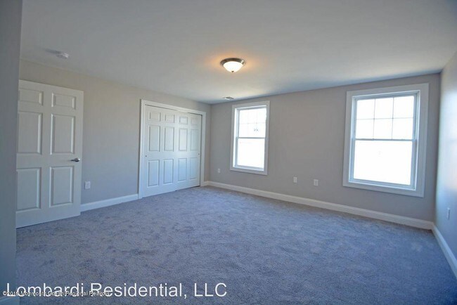 Building Photo - 713 Main St